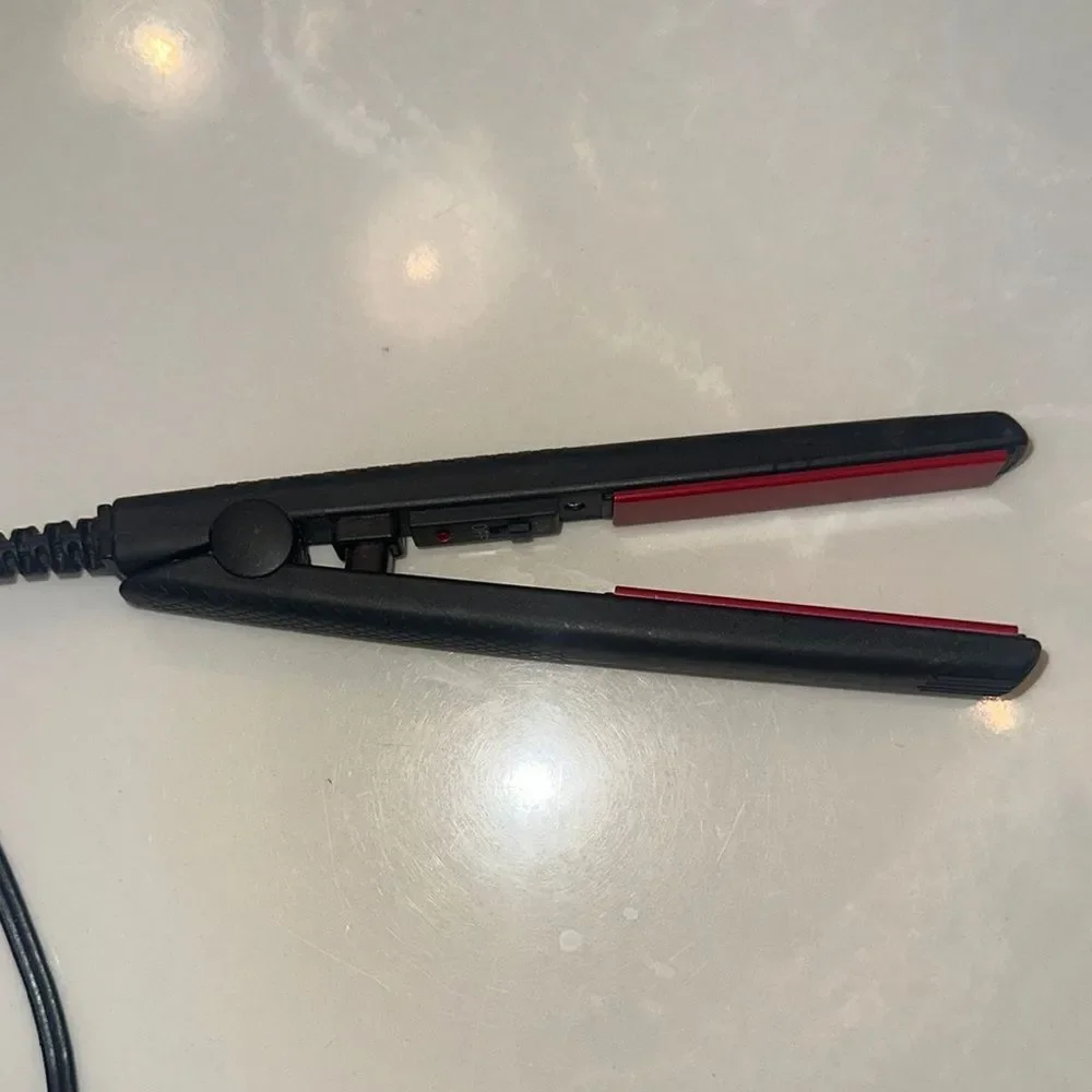 TRAVEL Black and Red Hair Straightener